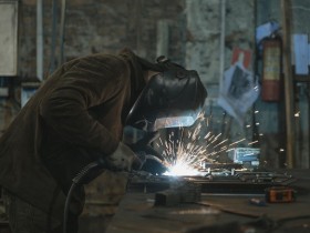 焊工干外包和正式工,哪个更适合你?